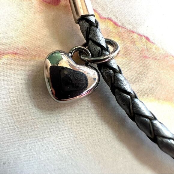 Grey heart charm bracelet - Picture 5 of 9